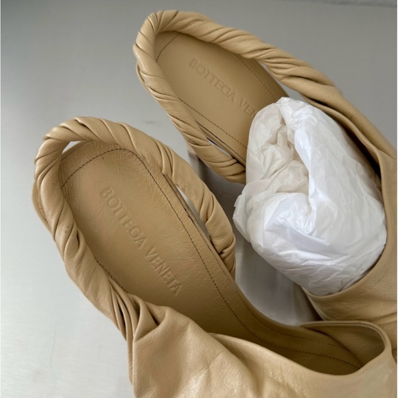 BOTTEGA VENETA Butter Crinkled glossed-leather slingback pumps Size 40 - Picture 2 of 6